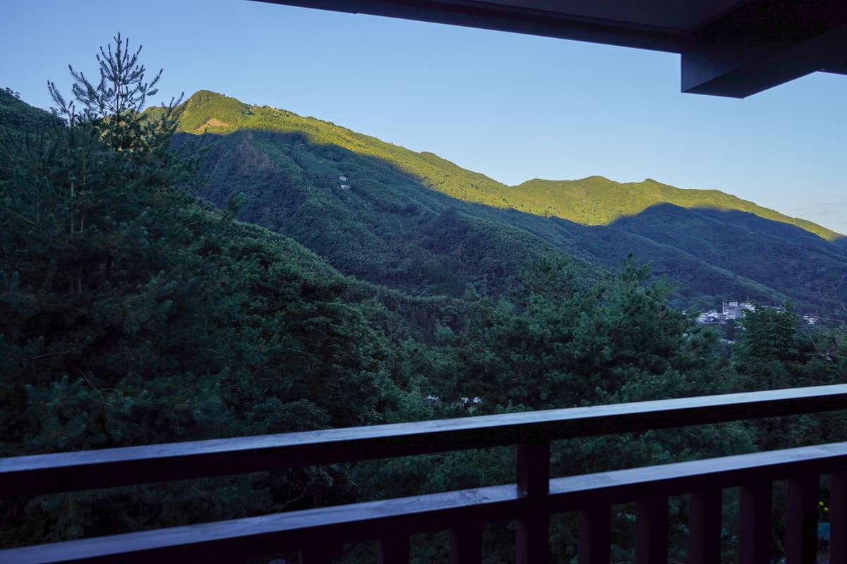 這次住的是山景房，所以陽台看出去就是滿滿的山景，而在大自然中就是要享受這緩慢的步調與生活
