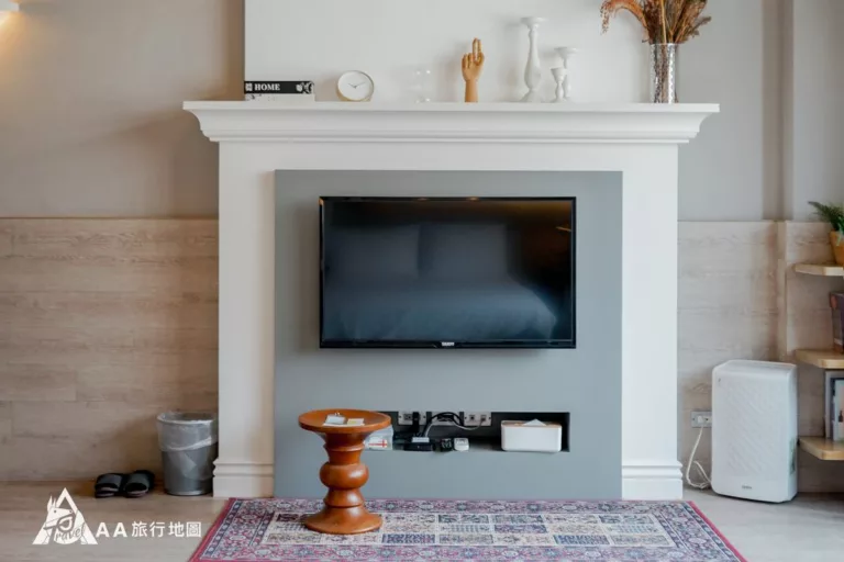 El diseño del mueble de TV tiene un aire nórdico, pero la chimenea se reemplaza por un televisor.