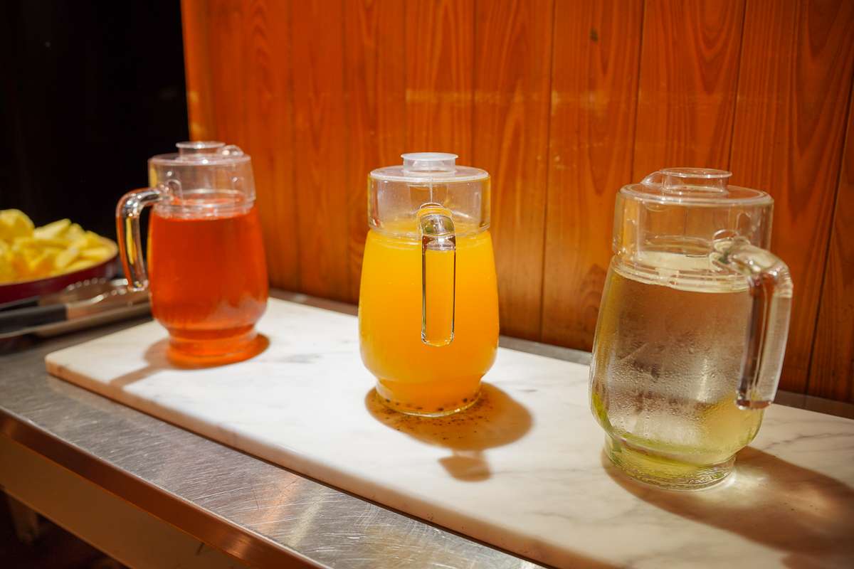 要喝飲料的話有三種飲品可以選擇，喜歡甜的果汁或者是清爽的檸檬水都有