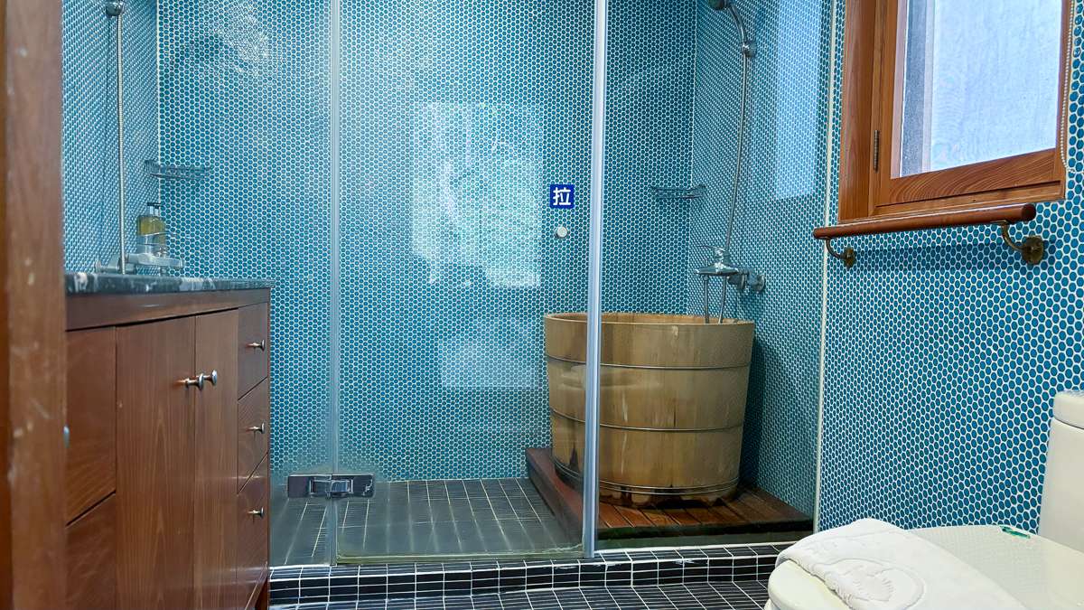 浴室的部份比較特別的是有提供一個木頭澡盆可以泡澡，大家可以好好體驗一下
